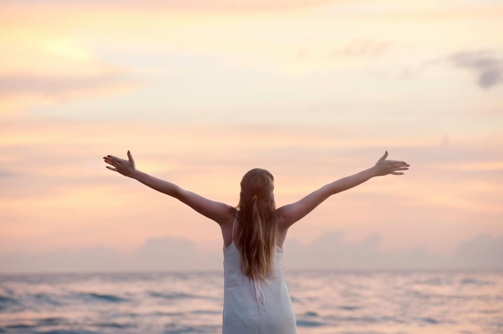 Women facing the sea, with her arms open